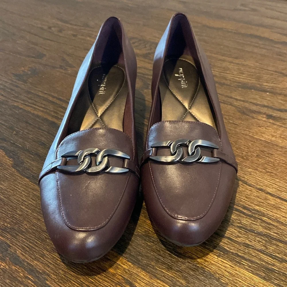 Easy Spirit women’s size 11 brown leather gun‎ metal chain, rubber sole heels